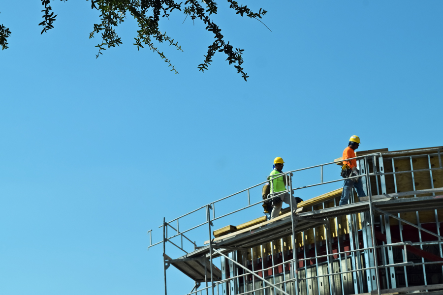 trabajadores sobre un andamio